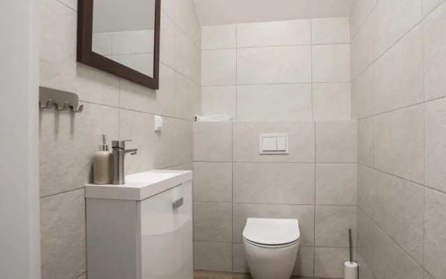 Aston -domek przy lesie, przestronny