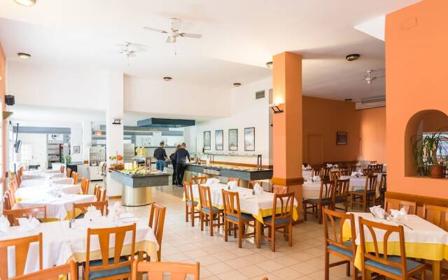 Alluring Apartment in Empuriabrava With Swimming Pool