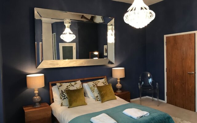 A Large, Beautifully Styled Home in Brighton Sleeps12