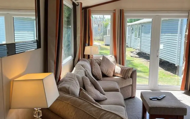 Spacious 2 bed Holiday Home Entertainment on Site