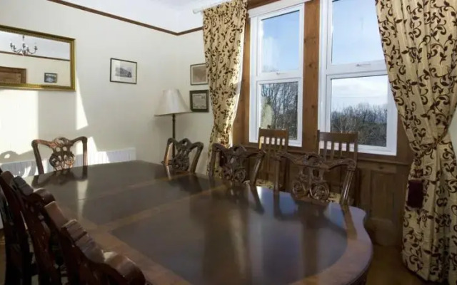 Shenstone Holiday Home