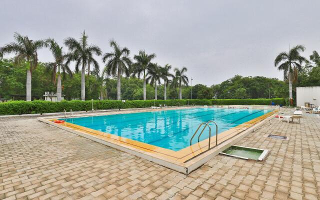 Capital O 16350 Infocity Club And Resort
