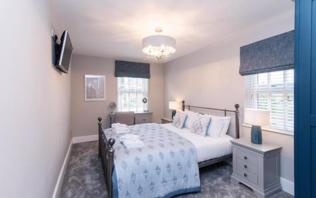 Enfield House - Charming, Modern and Light 4bed