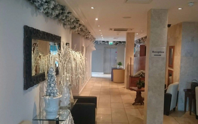 Admiralty Hotel & Restaurant
