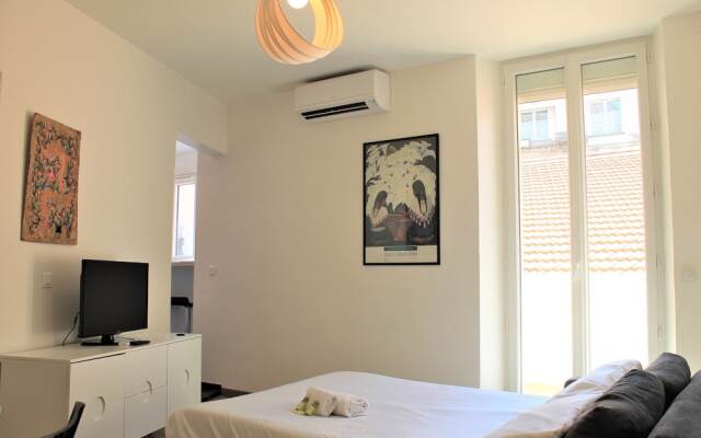 Sunny and Modern 1 Bedroom with Balcony