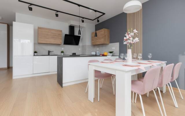 Warsaw Apartment With Parking by Renters