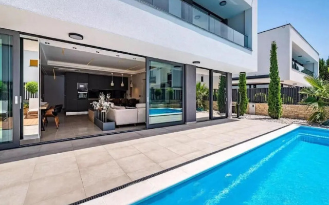 Villa Alpha - Four Bedroom Villa With Swimming Pool