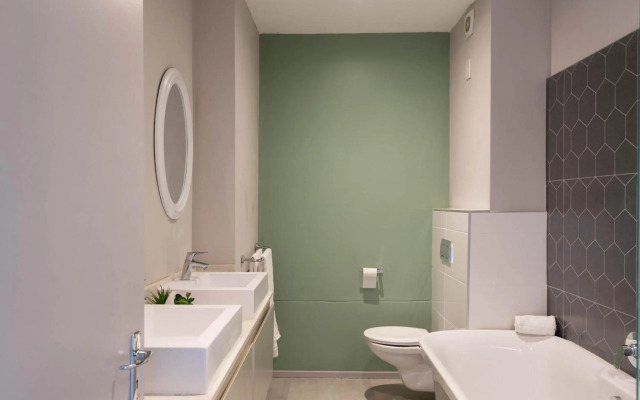 The Bond Square by AirAgents