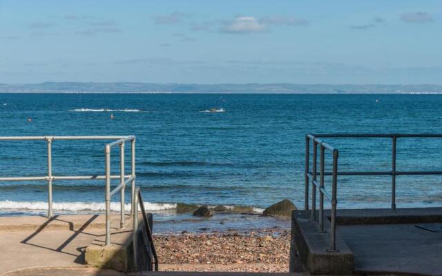 Bright 2 bed apartment North Berwick High Street