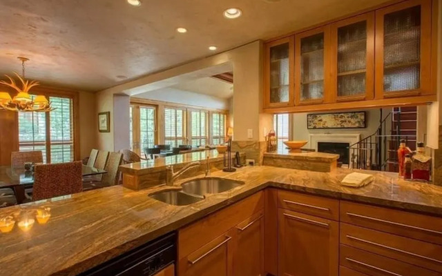 Northwoods Luxury Condo Close to Chairlift by RedAwning