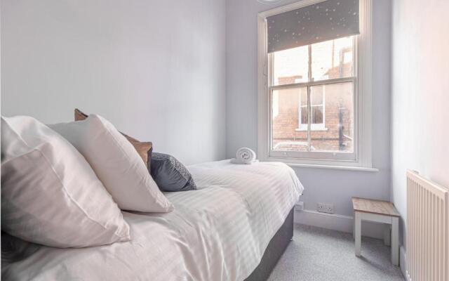 Modern 2 Bedroom Apartment with Free Parking!