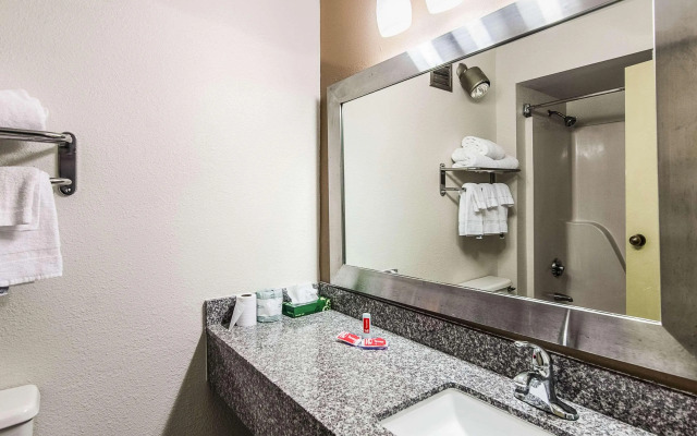 Econo Lodge Inn & Suites