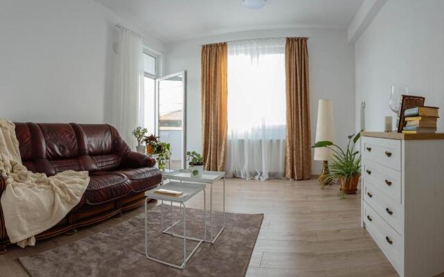 Solomon Apartments Ap 4