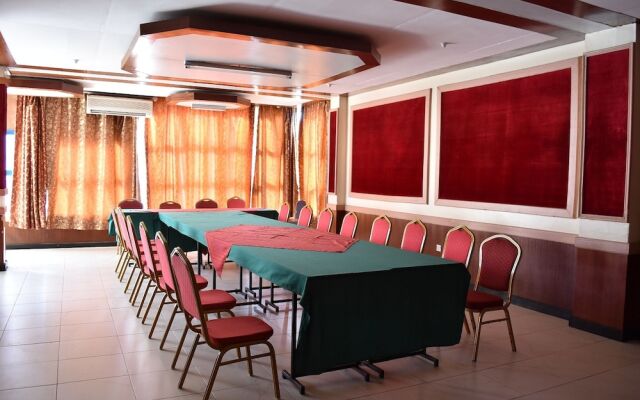 Ibis  2000 Hotel Karatina