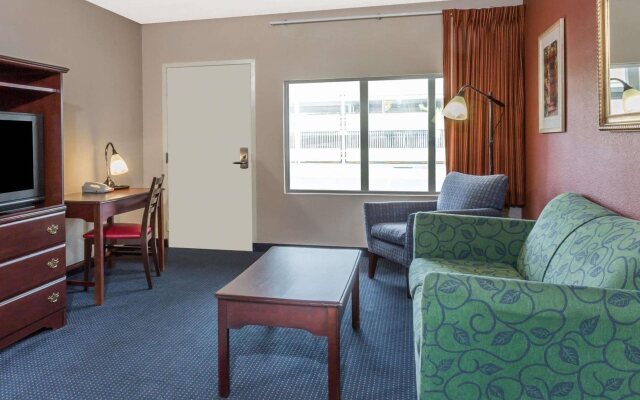 Breeze Inn & Suites