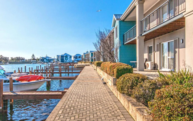 Waters Edge Apartment with Jetty
