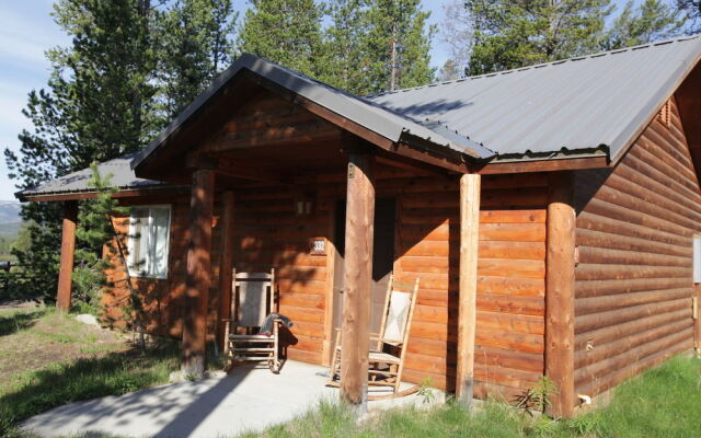 Headwaters Lodge & Cabins at Flagg Ranch