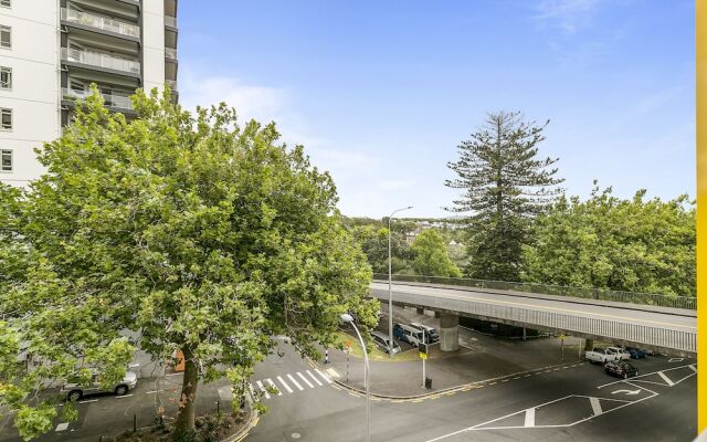 Chic 2BR Pool & Gym - Steps to Ponsonby