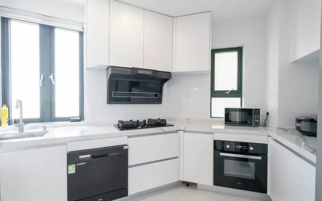 Tyms Elegant 4BR 2BA Apt in Xujiahui