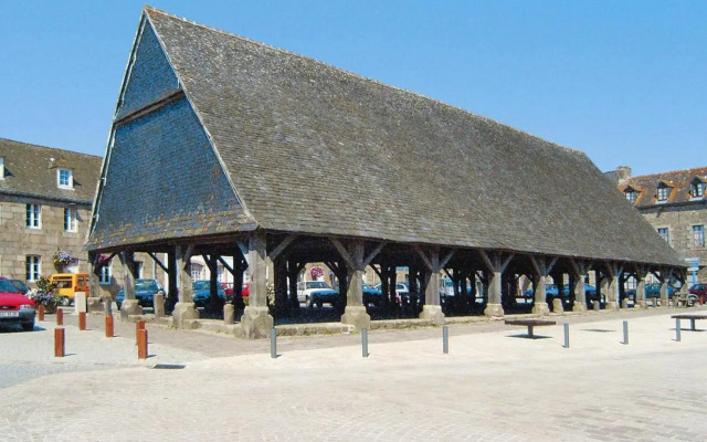 Semi-detached house with sea views, Cléder