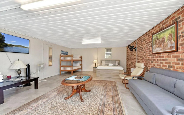 Noble Willow Estate Lovedale. Super Spacious, with views and pool