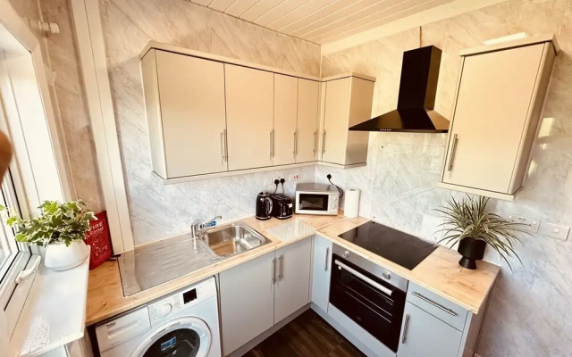 4 Bedroom House, 2 Bathroom-derby-close To Rolls Royce