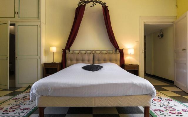 Heritage Castle in Chaleix with shared pool