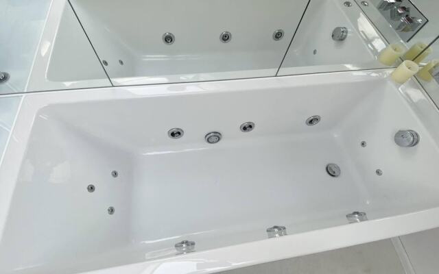 Modern Central 3-brs House With 3 Bths 2 Hottube