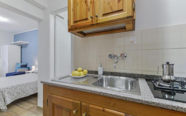 One-room apartment with sea view garden-Maia