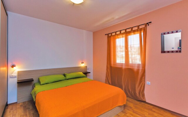 Beautiful Home in Liznjan With Wifi and 2 Bedrooms