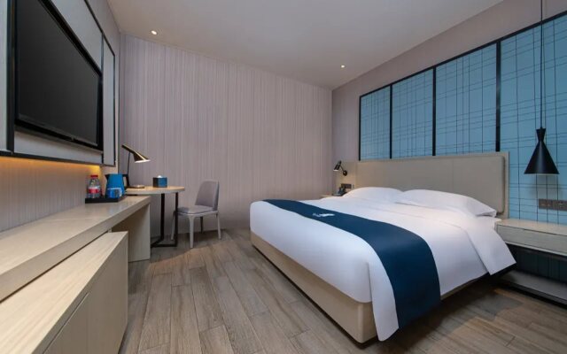 Echarm Hotel (Nanchang Bayi Square Subway Station Wushang MALL)