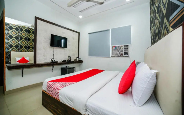 Hotel C P Palace by OYO Rooms