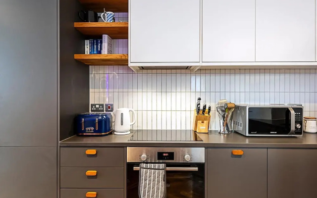 Chic Crystal Palace Flat with Balcony & Workspace