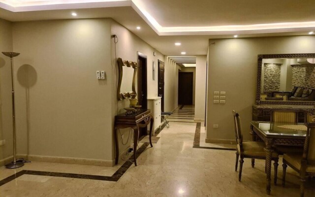 Spacious Executive Luxury Apartment With Balcony
