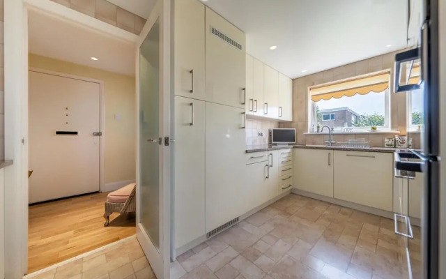 NEW 3BD Flat in the Heart of Bushey