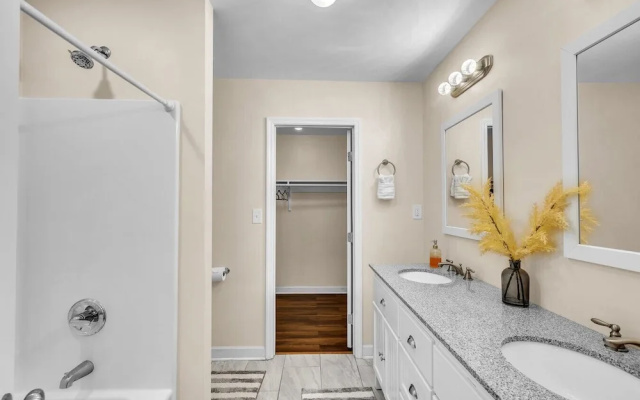 Great Downtown 4BR 8 Beds + Foosball Fun