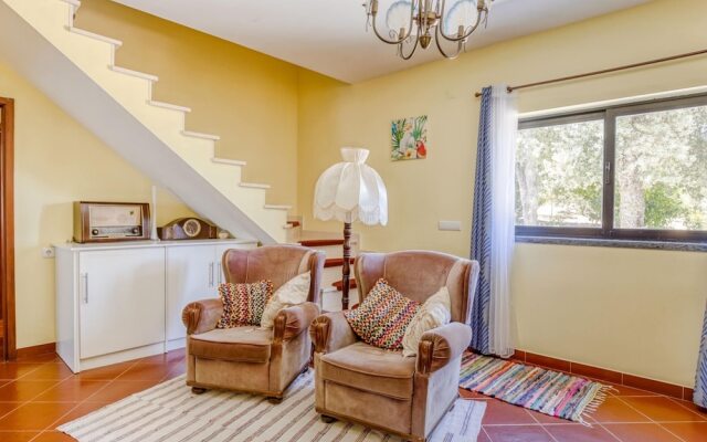 Carcavelos Villa With Pool