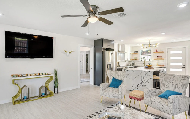 Pet-friendly Galveston Retreat < 1 Mi to Beaches!