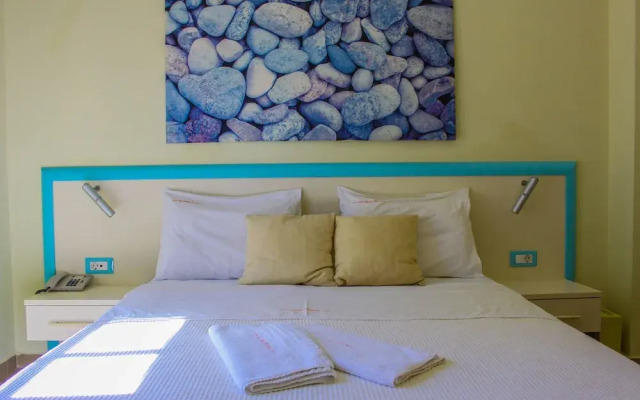 Hotel On The Rocks