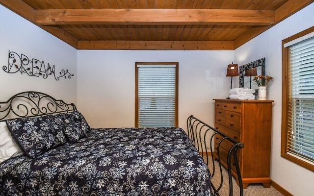 Bear Mountain Lodge 4 Bedroom House