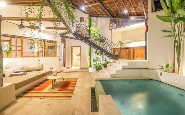 Modern 2-br Art Deco Villa, 800m From the Beach