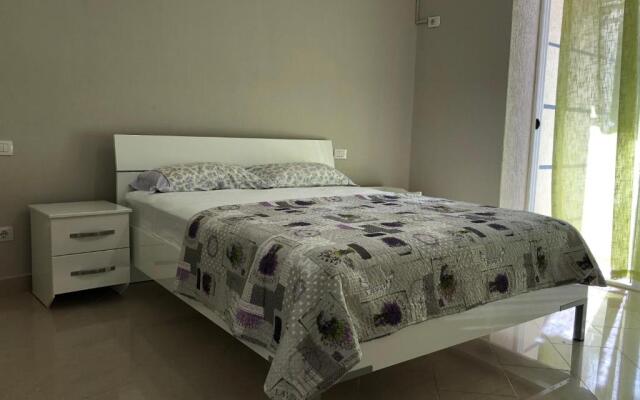 Mali i Robit Beachfront Apartment