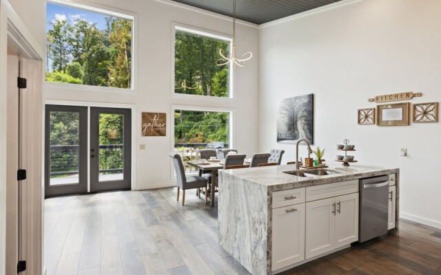 Sunset Chalet 2 Bedroom Cabin by RedAwning