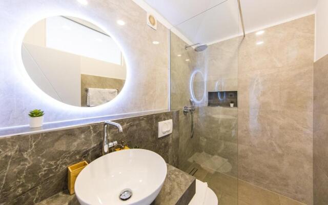 Villa Art Gallery - Six Bedroom Villa with Terrace and Swimming Pool