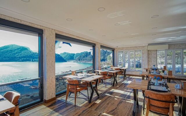 Dolphin Boutique Hotel & Restaurant