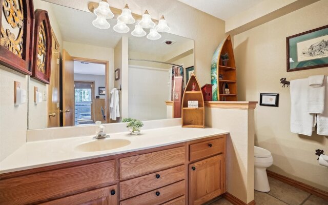 Wildwood Peaks 4 Bedroom Home by RedAwning