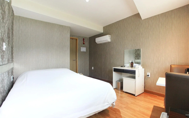 J hotel