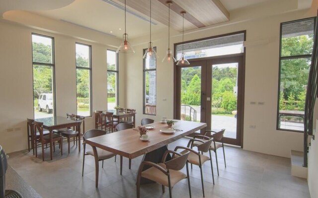 Hu An-The Lakeside House