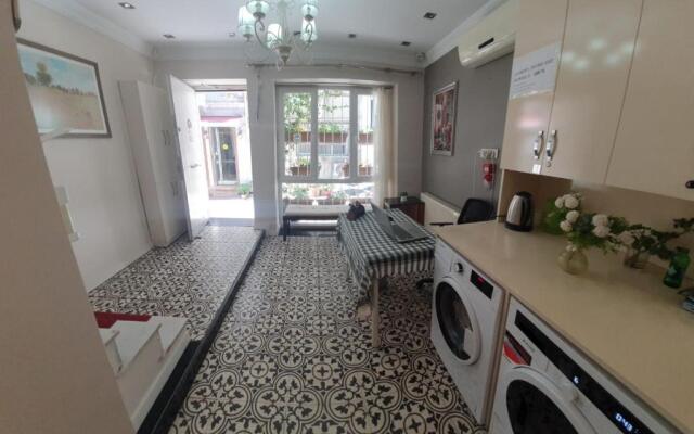 Taksi̇m Li̇fe House