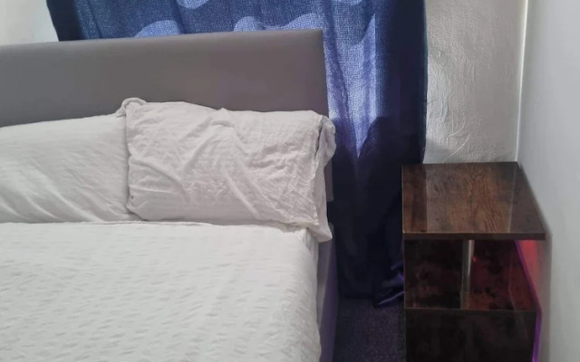 Gillingham 4-bed Stay - Wifi, Parking, Ldn Access